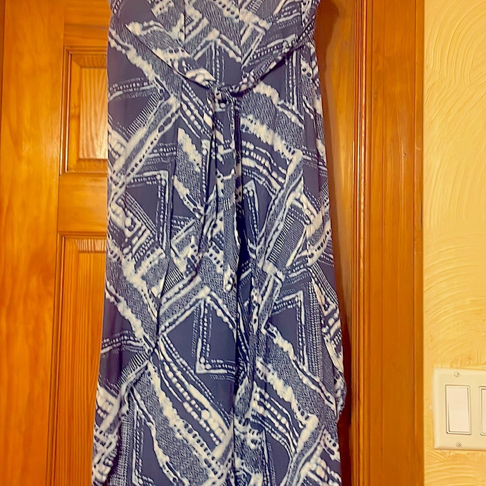 Side slit navy/white pants.